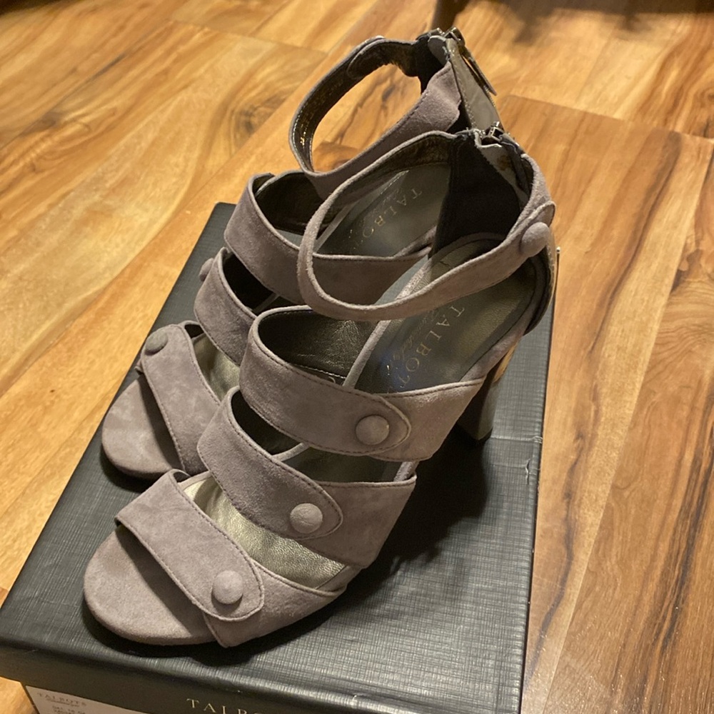 Talbots grey suede and patent leather sandal sz7